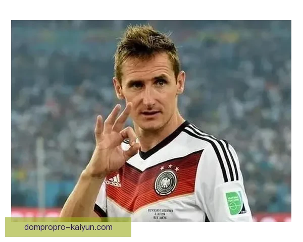 世界杯1990德国统一后，德国国家队表现稳健，重塑足球霸主地位。