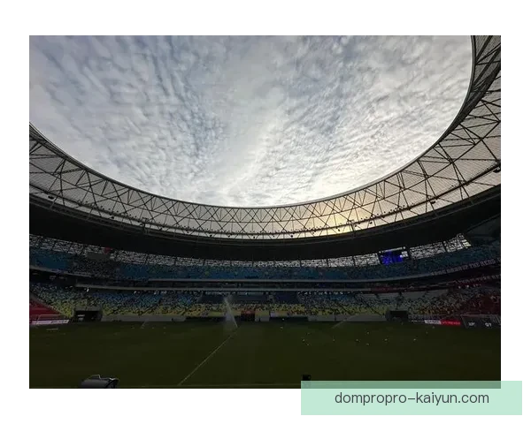 中超浦东足球场迎来新一轮比赛，球迷期待主队的表现稳健提升